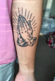 男生手臂上黑色素描创意文艺祈祷之手纹身图片