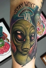 男生手臂上彩绘渐变星空元素飞碟和外星人纹身图片