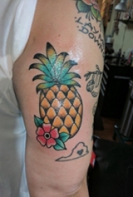 男生手臂上彩绘简单线条花朵和水果菠萝纹身图片