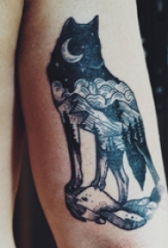 男生大臂上黑色点刺简单线条小动物狼轮廓风景纹身图片