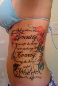 美女腰部彩绘花朵藤蔓和英文字母组合纹身图案