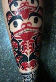 男生小腿上红黑撞色创意有趣图腾纹身图片
