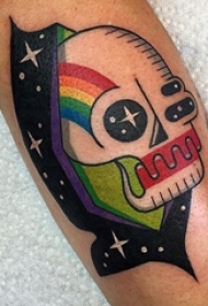 手臂纹身素材 男生手臂上彩色的骷髅纹身图片
