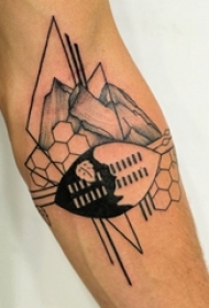 男生手臂上黑灰点刺几何元素简单线条山脉纹身图片