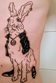 男生侧腰上黑色抽象线条小动物兔子纹身图片