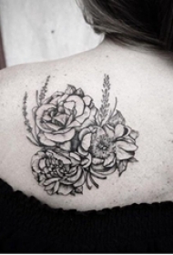 女生背部黑色线条素描文艺唯美花朵纹身图片