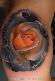 手臂写实逼真的水珠玫瑰纹身图案