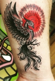男生手臂上黑色素描凤凰和红色太阳纹身图案