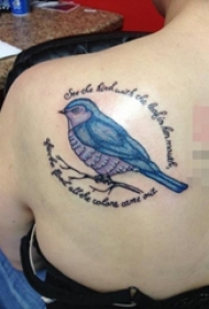 女生背部彩绘创意小鸟纹身图片