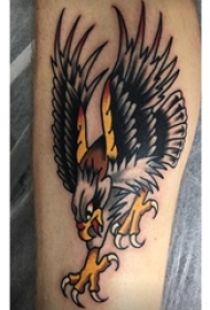 男生小腿上彩绘渐变简单线条小动物老鹰纹身图片