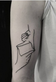 男生手臂上黑色简单线条情侣手部纹身图片