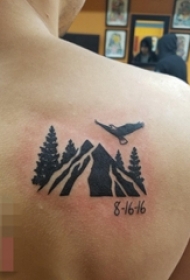 男生肩部黑色抽象线条山纹身和鹰纹身风景图片
