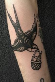 纹身燕子 女生手臂上小动物纹身燕子图片