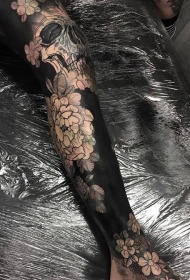 腿部好看的骷髅与牡丹花黑色纹身图案