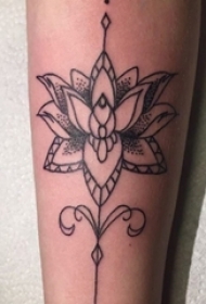 女生小腿上黑色抽象线条植物文艺花朵纹身图片