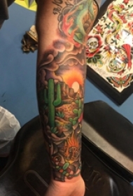 男生手臂上彩绘渐变简单线条植物仙人掌和沙漠风景纹身图片