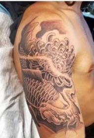 大臂锦鲤纹身 男生大臂上菊花和锦鲤纹身图片