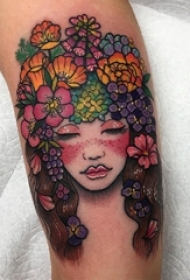 女生小腿上彩绘植物素材文艺花朵和人物肖像纹身图片
