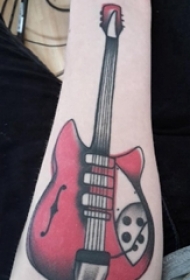 电吉他纹身 女生手腕上彩色的吉他纹身图片