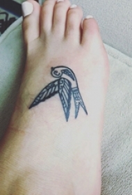 女生脚背上黑色线条素描创意精致小鸟纹身图片