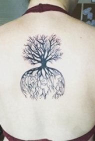女生后背上黑色抽象线条植物大树纹身图片