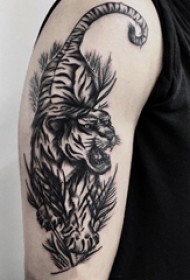 男生手臂上黑色点刺抽象线条小动物老虎纹身图片