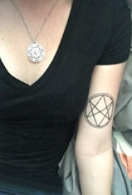 几何元素纹身 女生手臂上黑色的几何元素纹身图片