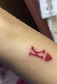 男生手臂上红色几何线条心形和字母纹身图片