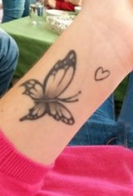 3d蝴蝶纹身 女生手腕上黑色的蝴蝶纹身图片