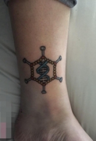 男生小腿上彩绘几何元素抽象线条结构病毒纹身图片