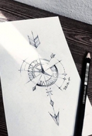 黑灰素描描绘的创意精致的指南针箭纹身手稿