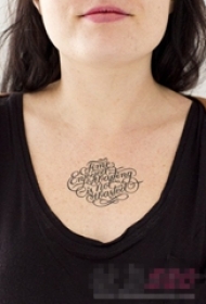 女生颈部黑色抽象线条英文单词纹身图片