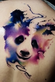 纹身后背女 女生后背上彩色的熊猫纹身图片