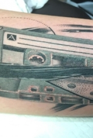 磁带平面纹身男生手臂上文艺磁带纹身图片