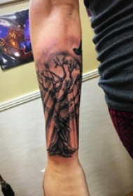 男生手臂上黑灰素描点刺技巧创意树纹身图片