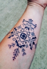 女生手臂上黑色线条几何元素创意花纹纹身图片