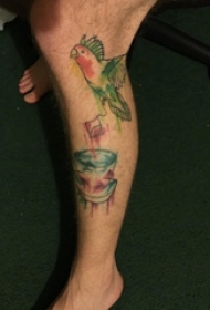 男生小腿上彩绘水彩素描可爱小鸟纹身图片