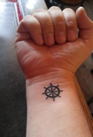 女生纹身手腕 女生手腕上黑色的船舵纹身图片