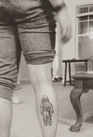宇航员纹身  男生小腿上黑色的宇航员纹身图片