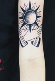 太阳图腾纹身女生手臂上黑色的太阳纹身图片