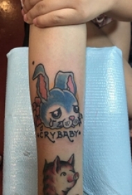 女生手臂上彩绘渐变简单抽象线条卡通小动物兔子纹身图片