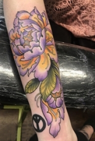 女生手臂上彩绘渐变简单抽象线条植物花朵纹身图片