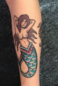 美人鱼花臂纹身 女生手臂上彩色的美人鱼纹身图片