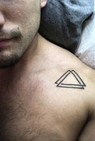 几何纹身男生肩部黑色的三角形纹身图片