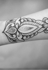 女生手臂上黑灰素描点刺技巧创意精美花纹纹身图片