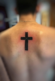 男生后背上黑色几何简单个性线条十字架纹身图片