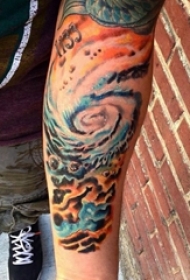 男生手臂上彩绘素描创意星球元素纹身图片