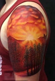 男生手臂上彩绘抽象线条树和日落风景纹身图片
