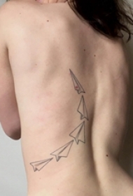 女生后背上黑色点刺几何简单线条纸飞机纹身图片