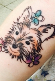 女生小腿上彩绘渐变花朵和简单线条小动物宠物狗纹身图片